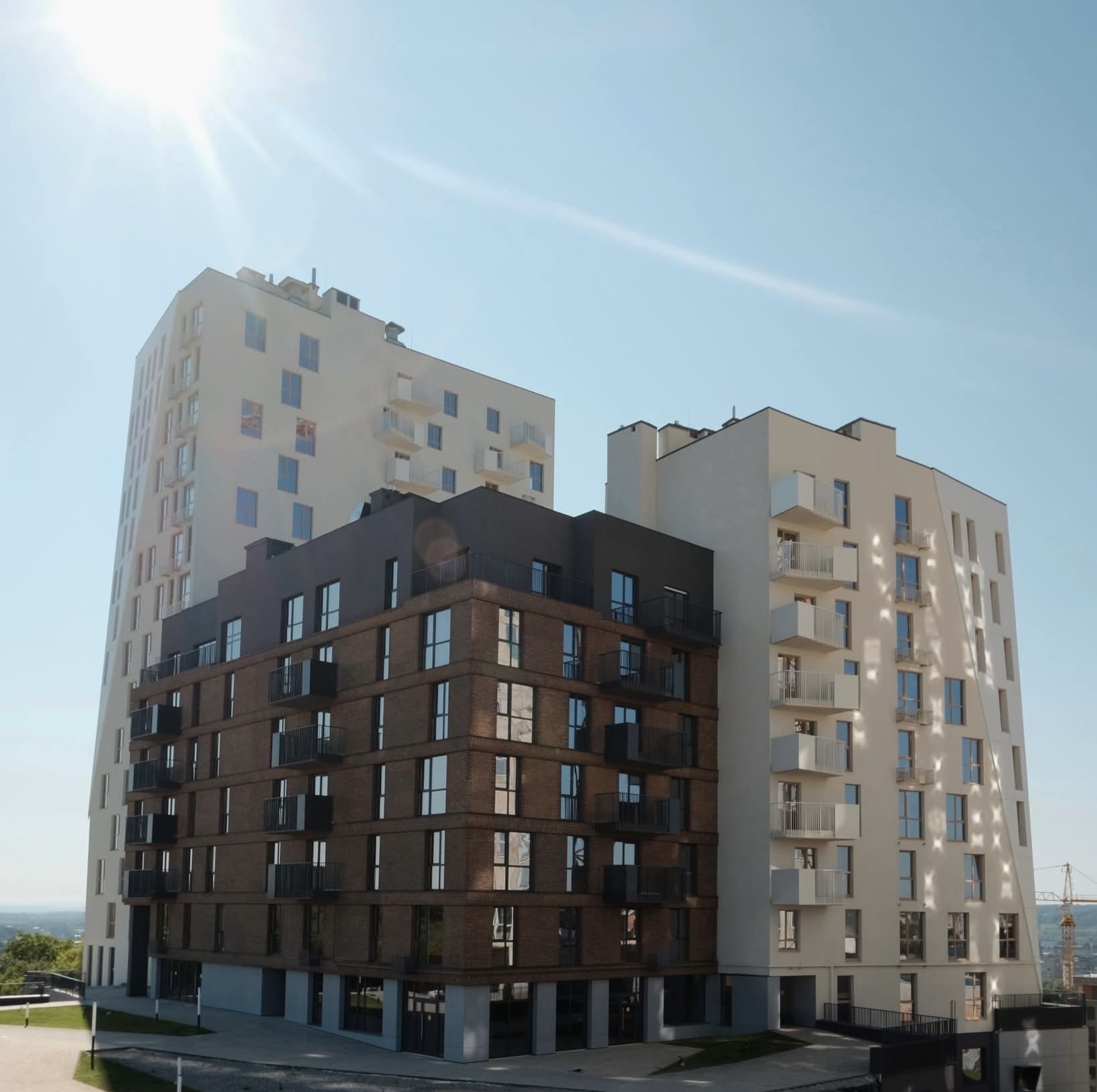 Ми отримали сертифікат готовності та офіційно ввели в експлуатацію першу чергу житлового комплексу Viking Hills. Позаду — два роки наполегливої роботи, сотні важливих рішень і спільна мета створити простір, у якому комфорт, сучасна архітектура та гармонія з природою поєднуються в єдине ціле. Ще на етапі концепції ми уявляли, як із вікон будинків відкриватиметься панорама Львова. - Viking Development